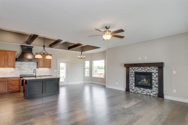 1812 E Highridge St, Park City, KS 67219