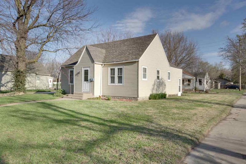 302 SW 3rd St, Newton, KS 67114