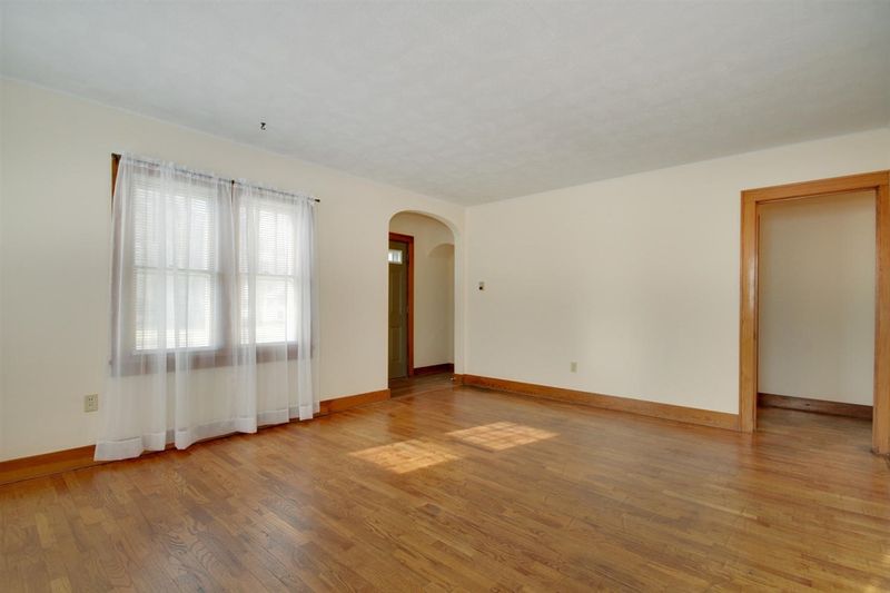 302 SW 3rd St, Newton, KS 67114