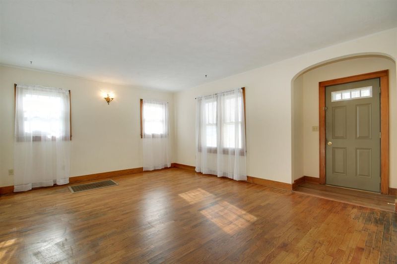 302 SW 3rd St, Newton, KS 67114