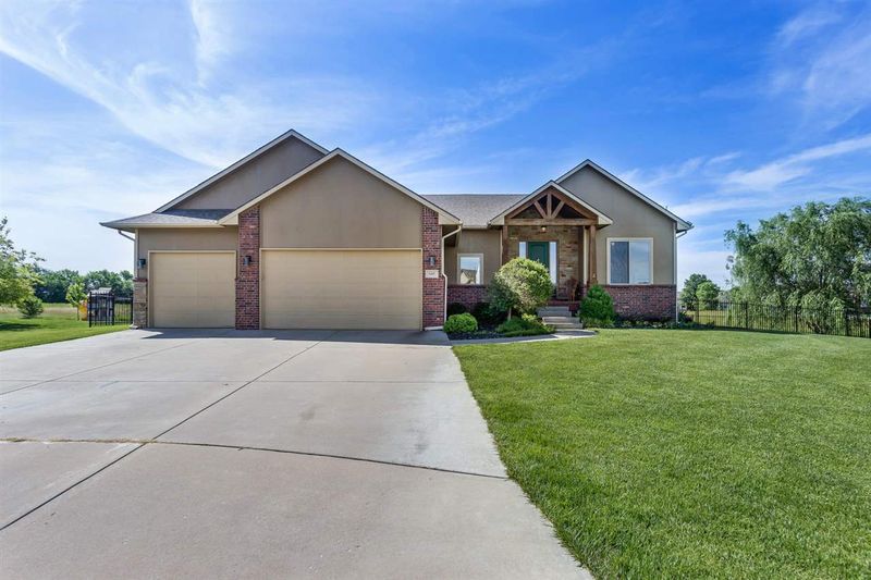 605 Stone Lake Cir, Augusta, KS 67010