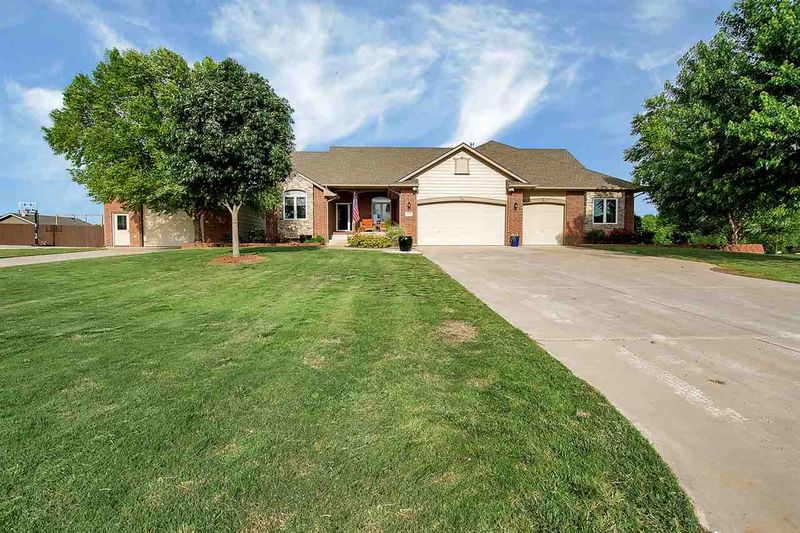 2020 N Trail End Dr, Goddard, KS 67052