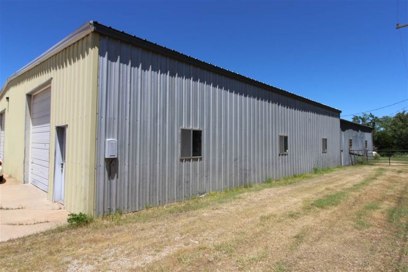 772 N West Rd, Wellington, KS 67152
