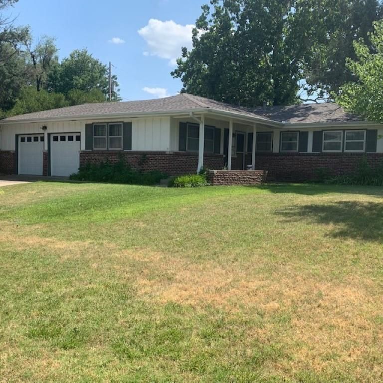 6015 E Memphis St, Bel Aire, KS 67220