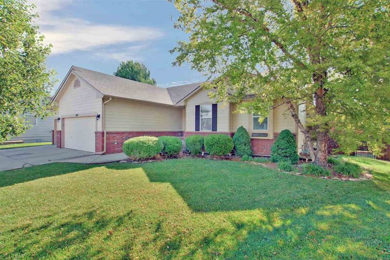 1318 N Robin Ct, Andover, KS 67002