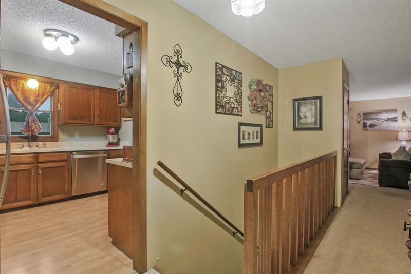 5619 E 39th St, Bel Aire, KS 67220