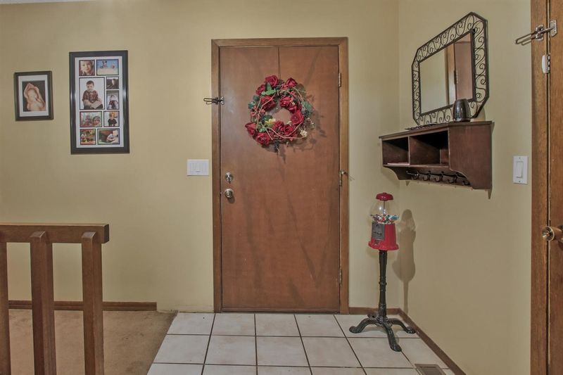 5619 E 39th St, Bel Aire, KS 67220