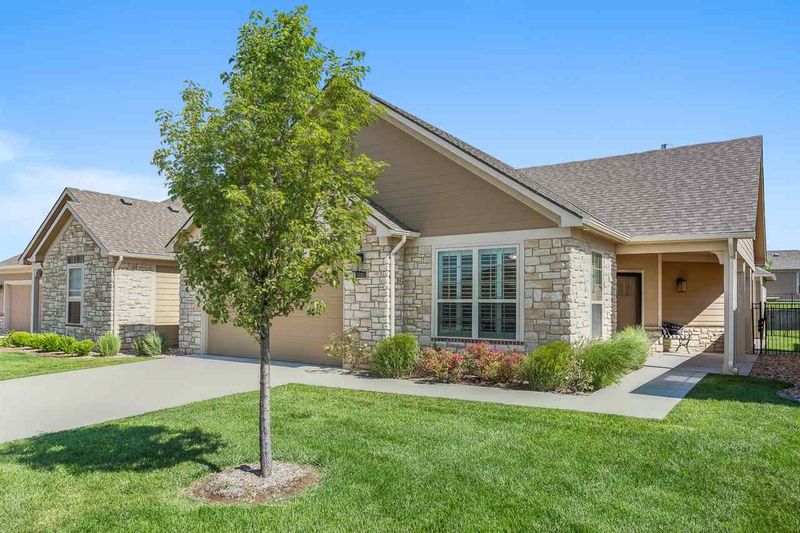 1020 E Cross Creek Pl, Derby, KS 67037