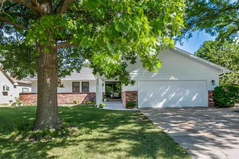 8909 E Parkmont Dr, Wichita, KS 67207