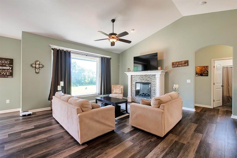 1512 E Splitwood Way St, Derby, KS 67037