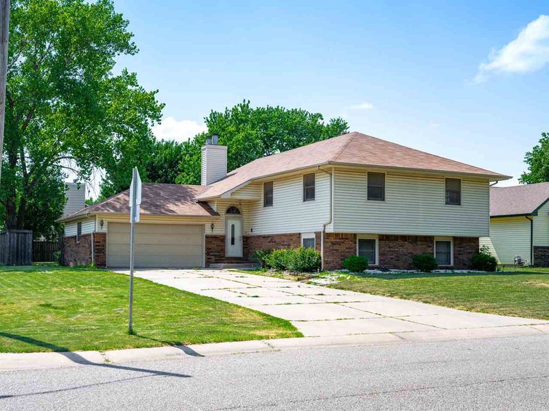 2213 N Forest Park St, Derby, KS 67037