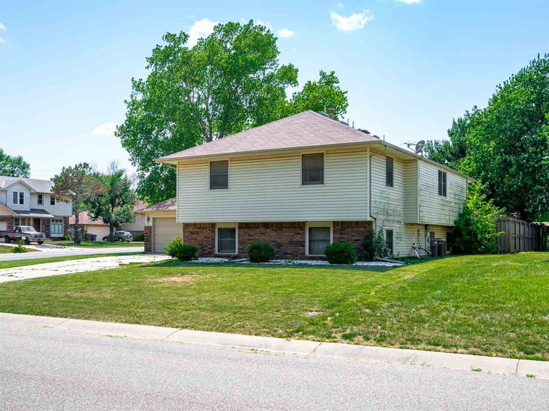 2213 N Forest Park St, Derby, KS 67037