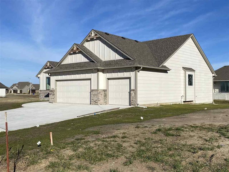 5816 E Wildfire St, Bel Aire, KS 67220