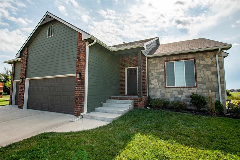 741 E Sprucewood Cir, Park City, KS 67147