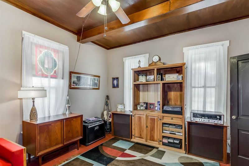 820 E 8th St, Newton, KS 67114