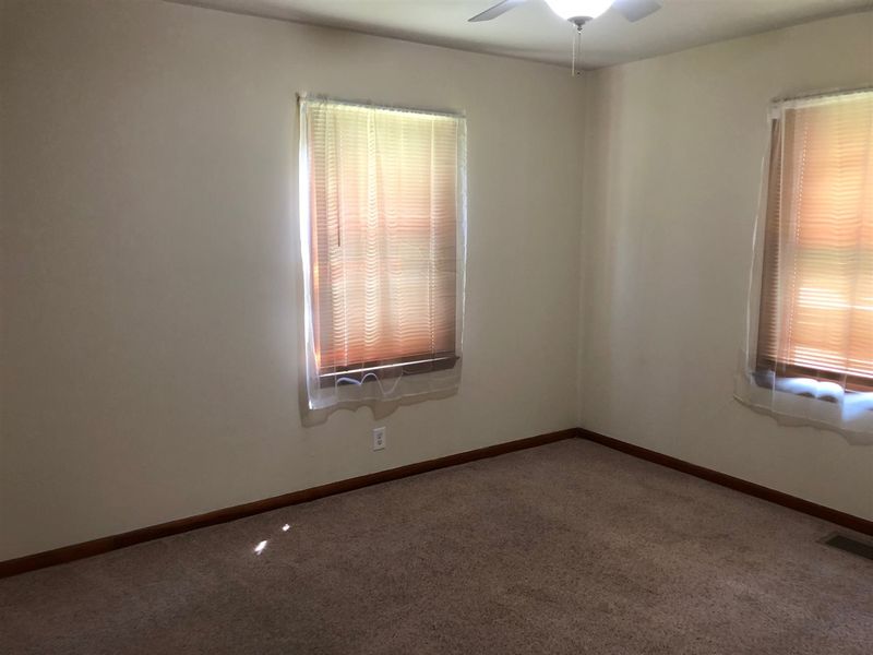 115 S High St, Newton, KS 67114