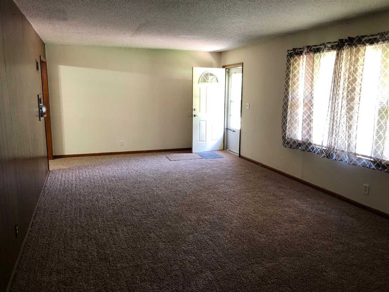 115 S High St, Newton, KS 67114