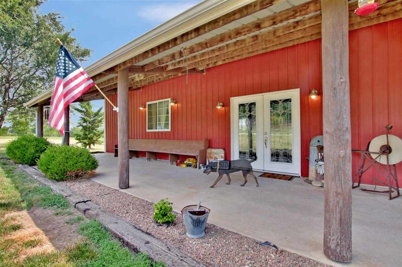 1138 N River Rd, Mulvane, KS 67110