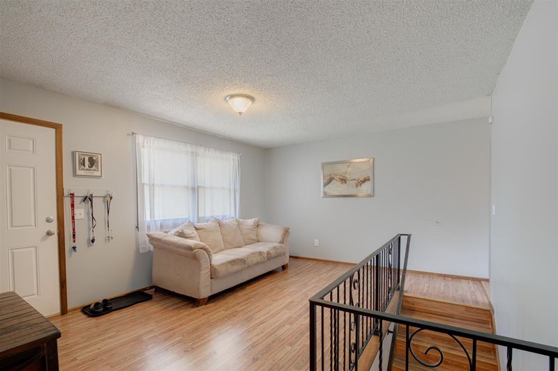 512 Cherry Ln, Newton, KS 67114