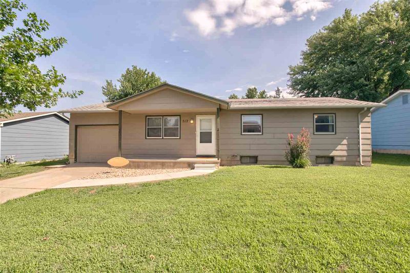 512 Cherry Ln, Newton, KS 67114