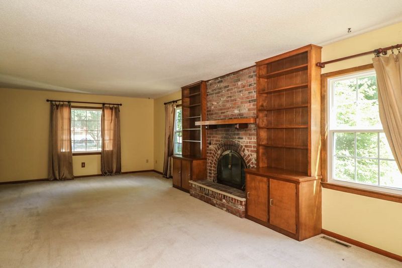 33 Circle Dr, Mulvane, KS 67110