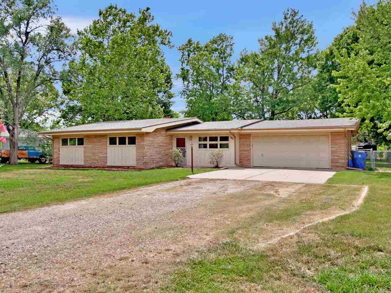 161 S Westview Rd, Andover, KS 67002