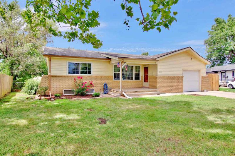 8010 E Levitt Dr, Wichita, KS 67207