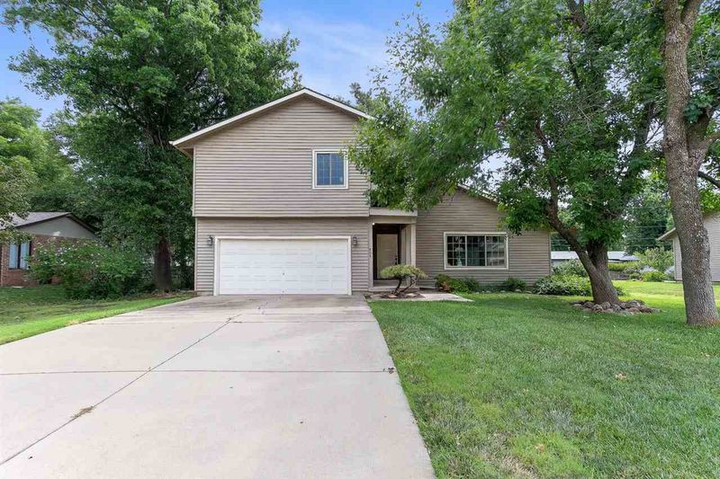 804 Surrey Ln, Maize, KS 67101