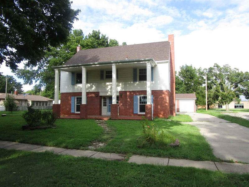 320 S Willow St, Douglass, KS 67039