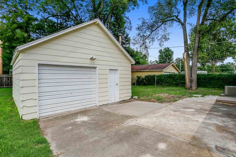 1000 W Davis Dr, Wichita, KS 67217