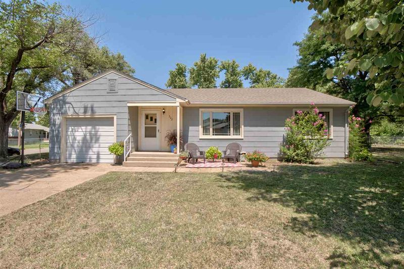 302 SE 11th St, Newton, KS 67114