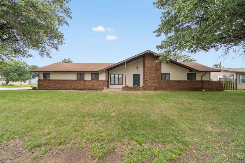 141 E 11th Ave, Belle Plaine, KS 67013