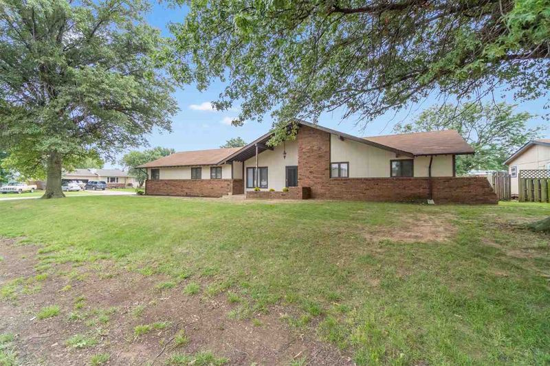 141 E 11th Ave, Belle Plaine, KS 67013