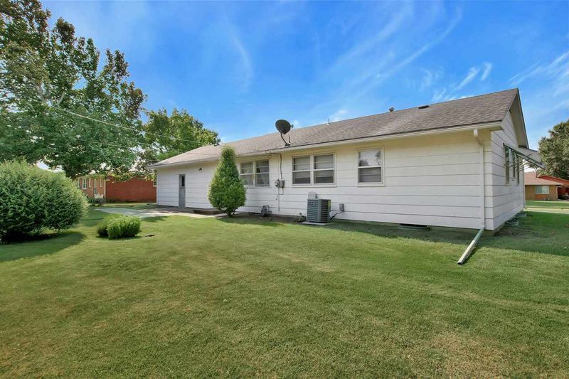 1018 SE 3rd St, Newton, KS 67114