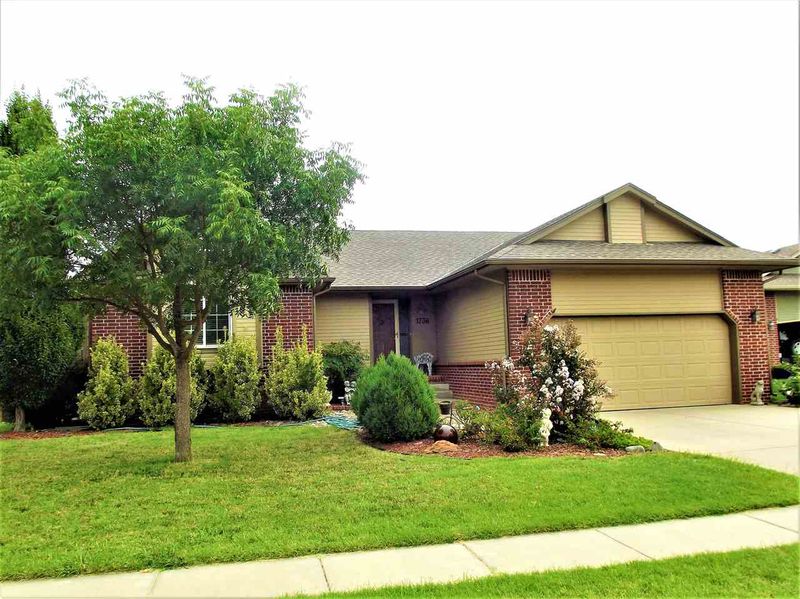 1736 E Oxford Cir, Derby, KS 67037