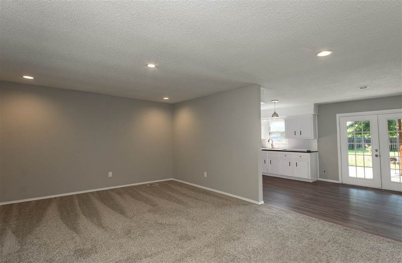 1706 N Main St, Rose Hill, KS 67133