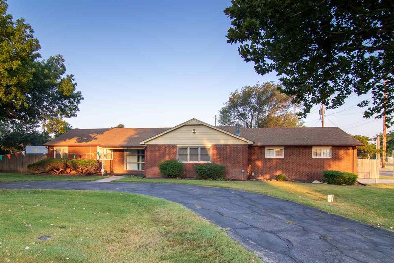261 N Robin Rd, Wichita, KS 67212
