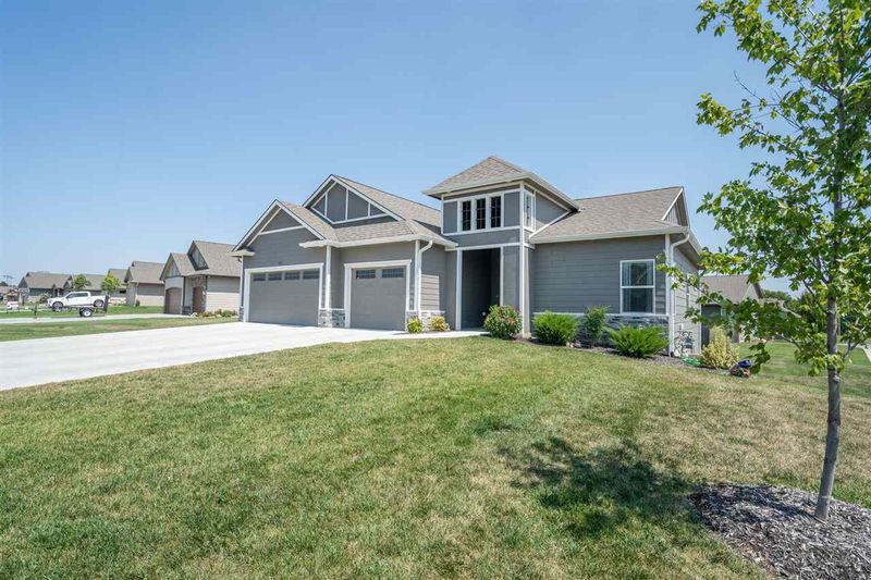 986 N Cedar Brook Cir, Mulvane, KS 67110