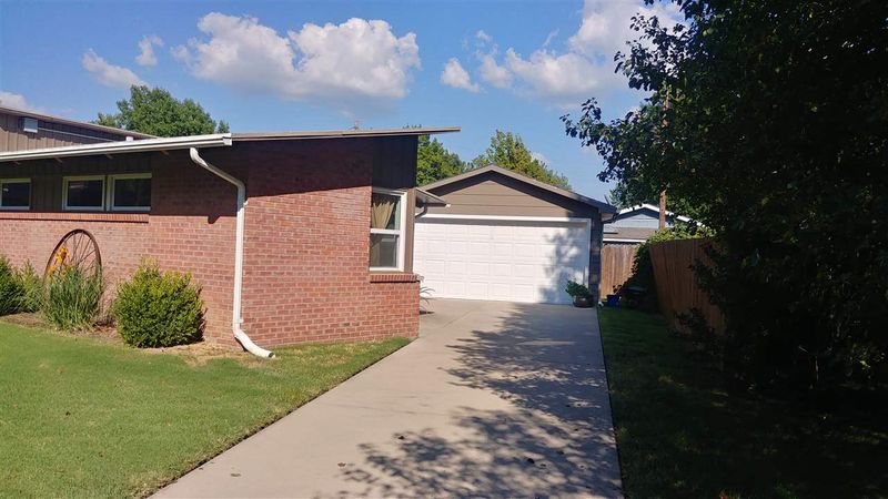 8 Easy St, Winfield, KS 67156