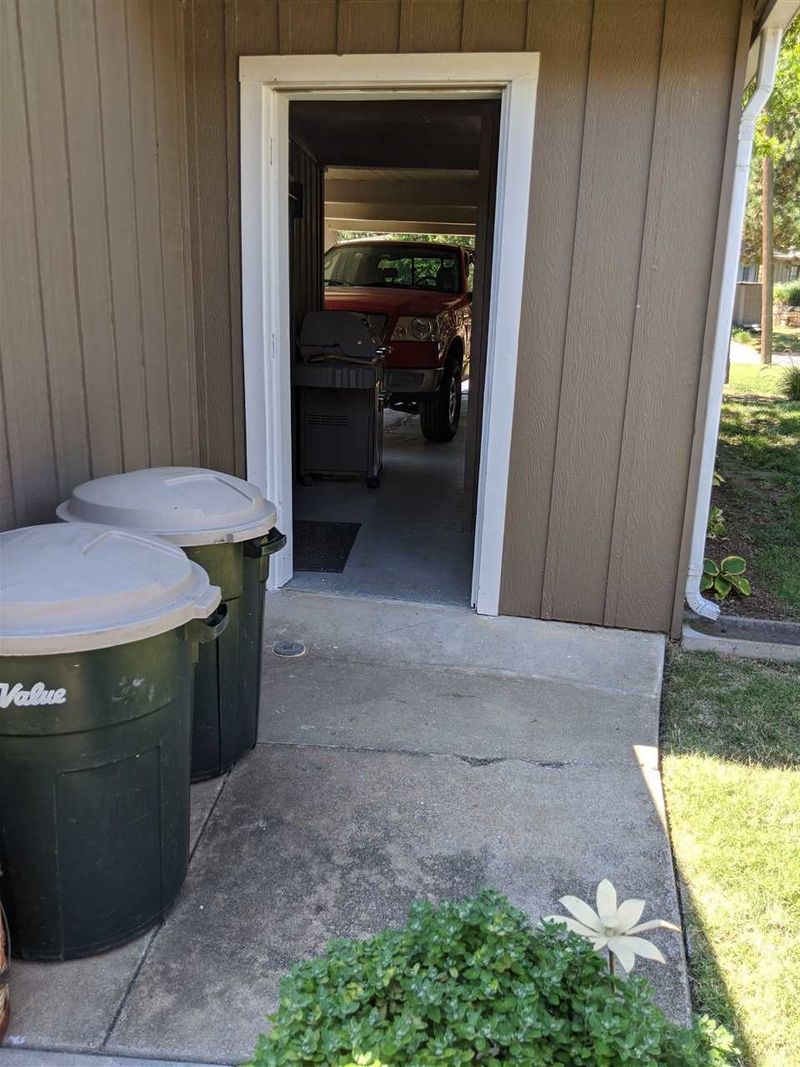 8 Easy St, Winfield, KS 67156