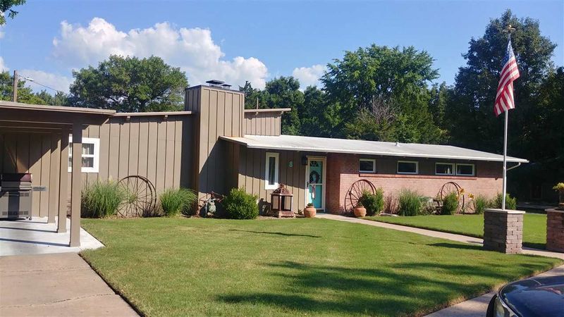 8 Easy St, Winfield, KS 67156