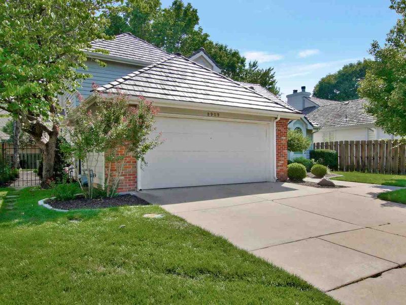 8909 Bradford Cir, Wichita, KS 67206-4046