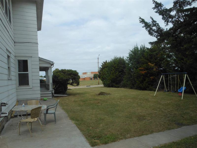 1023 E 1st St, Newton, KS 67114