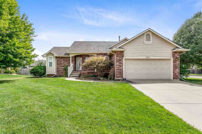 2201 E Myrtlewood Ct, Derby, KS 67037