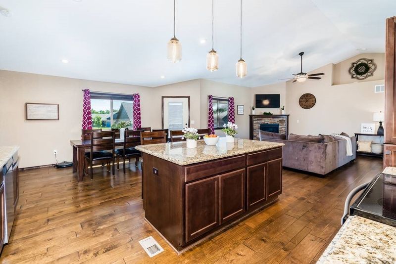 978 Cedar Brook Cir, Mulvane, KS 67110