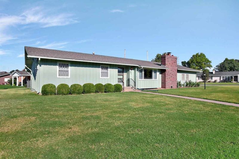 501 Rolling Hills Dr, Newton, KS 67114