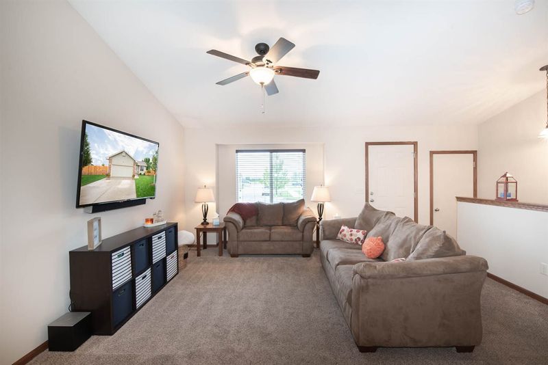 121 Summer Dr, Newton, KS 67114