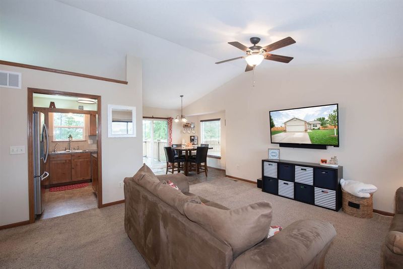 121 Summer Dr, Newton, KS 67114