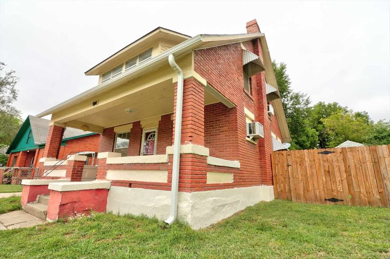 514 E 8th St, Newton, KS 67114