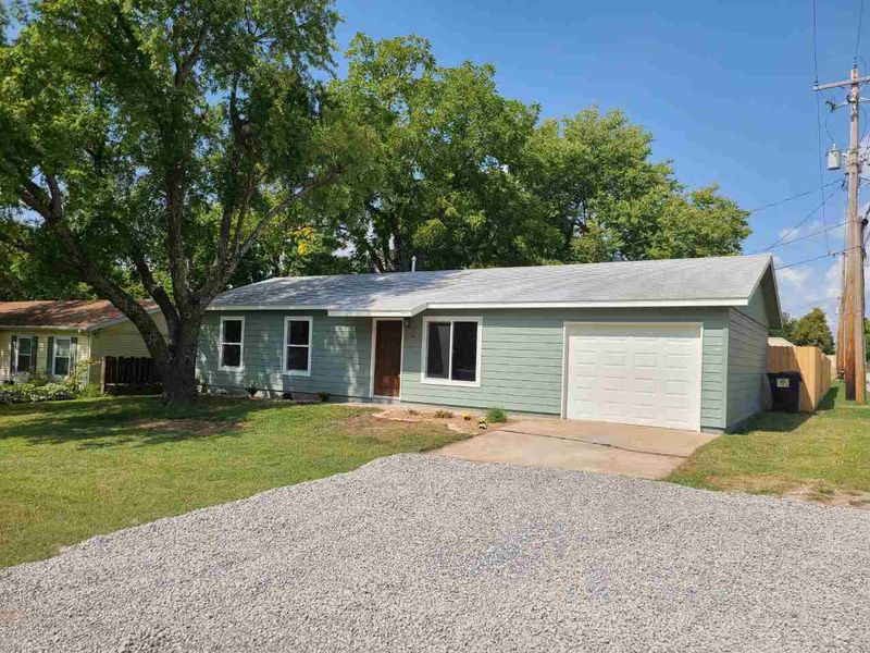 114 W 4th St, Burden, KS 67019